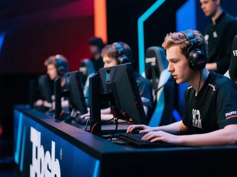 CSGO 选手在舞台上比赛